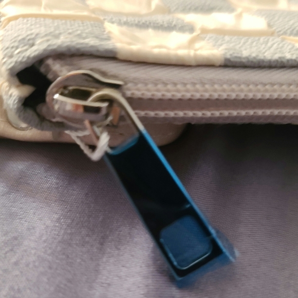 NWT Gray/Cream Crossboddy/Larger Wristlet - 8" x 10" - Picture 6 of 9